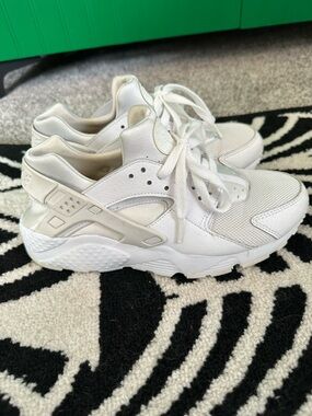 Nike Women’s White Leather & Mesh Athletic Sneakers size 7Y